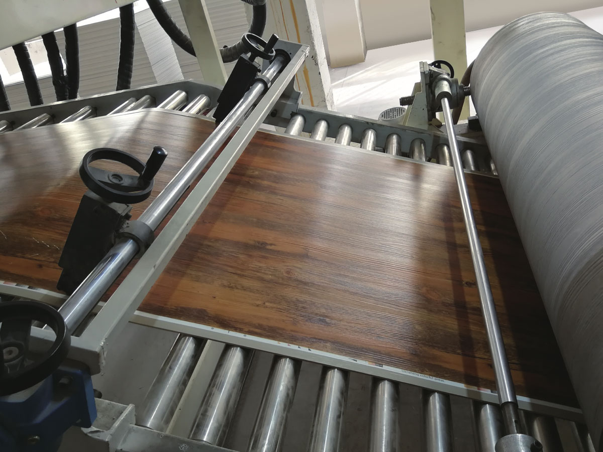 Línea de producción de pisos de PVC/WPC/SPC